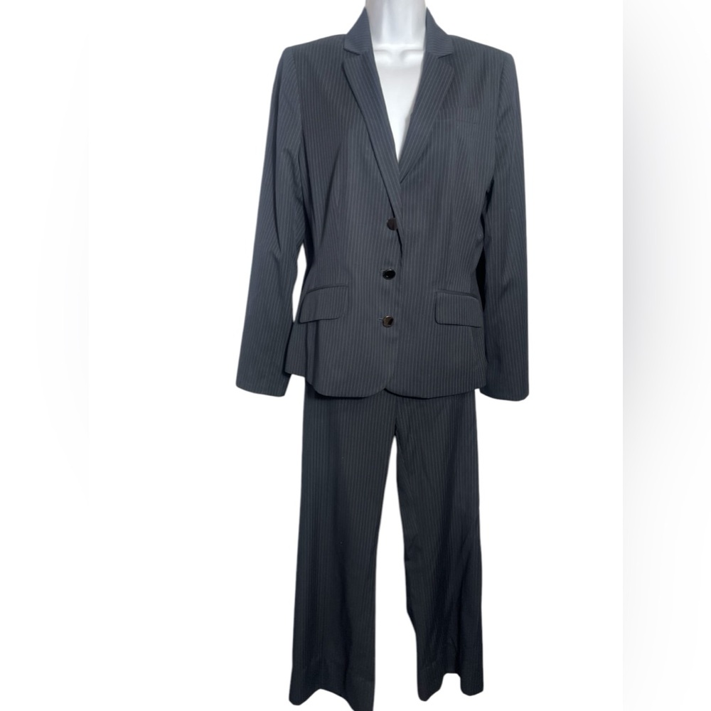 Calvin Klein suit size 12‎ black & white pinstripe pant suit with pockets 🖤🖤
